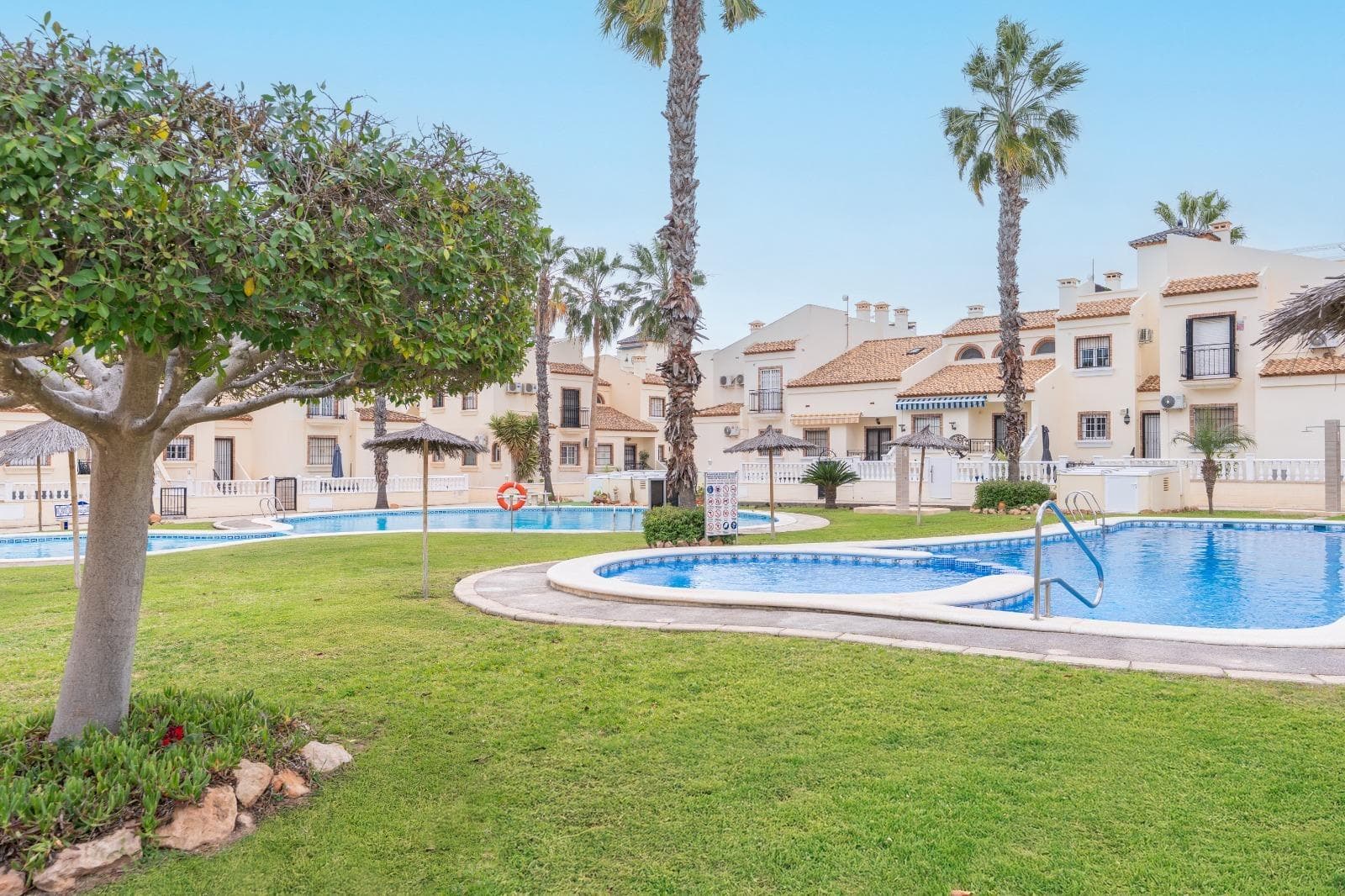 Bonito apartamento con piscina comunitaria a la venta en Playa Flamenca