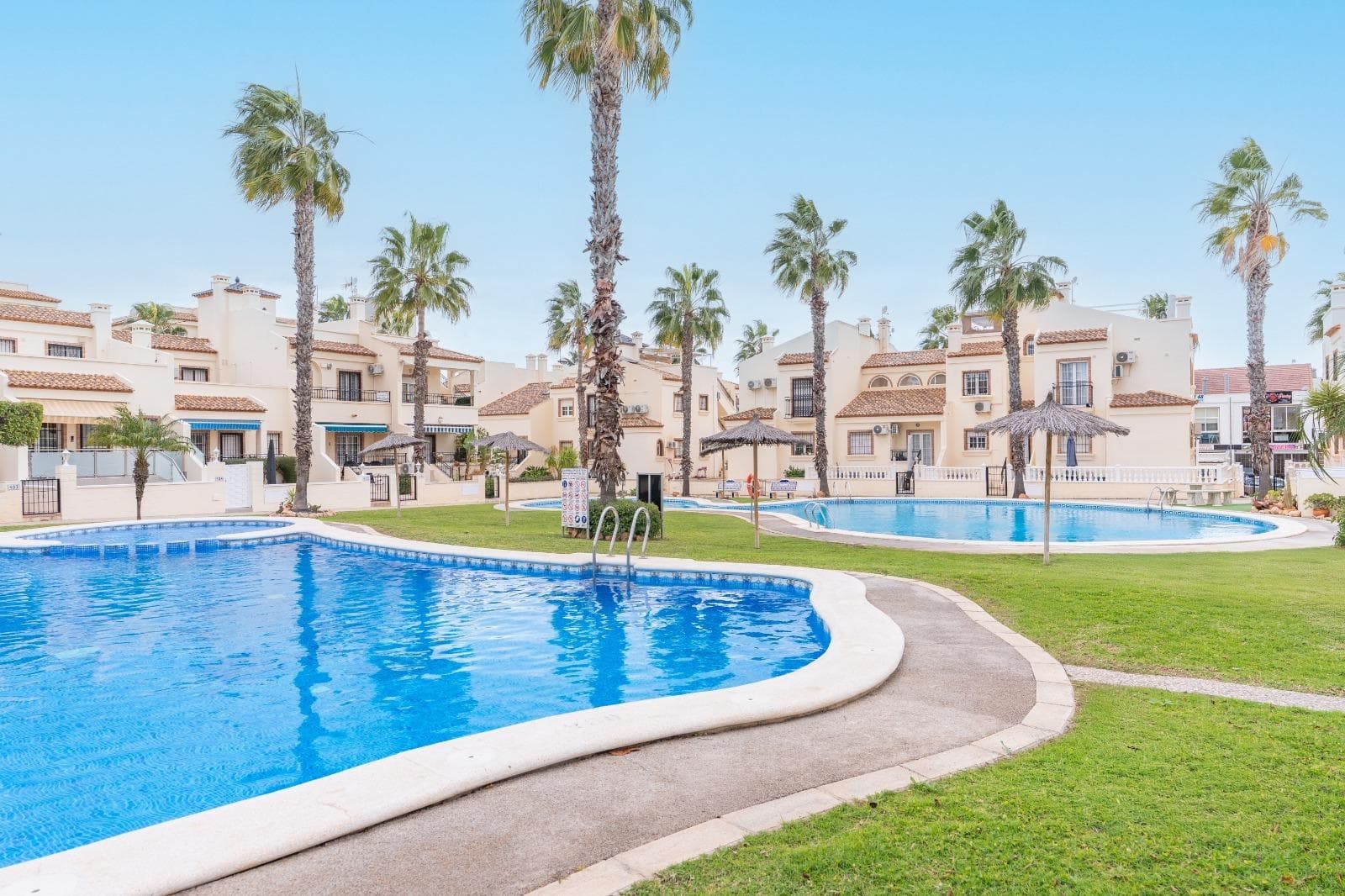 Bonito apartamento con piscina comunitaria a la venta en Playa Flamenca