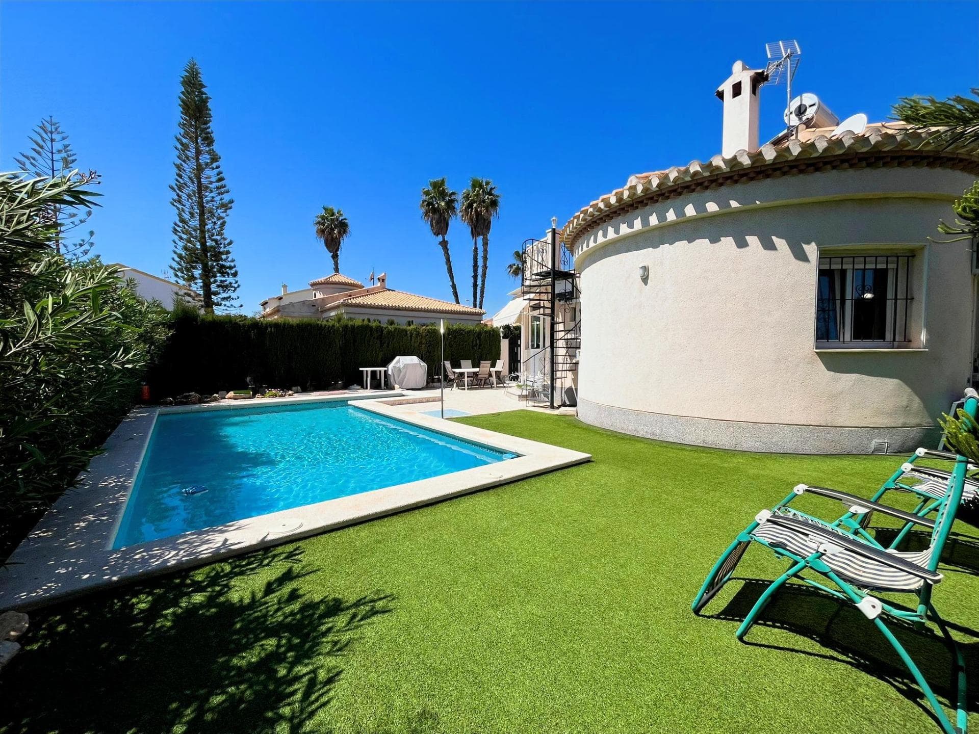 Chalet independiente con piscina privada y placas solares en Playa Flamenca