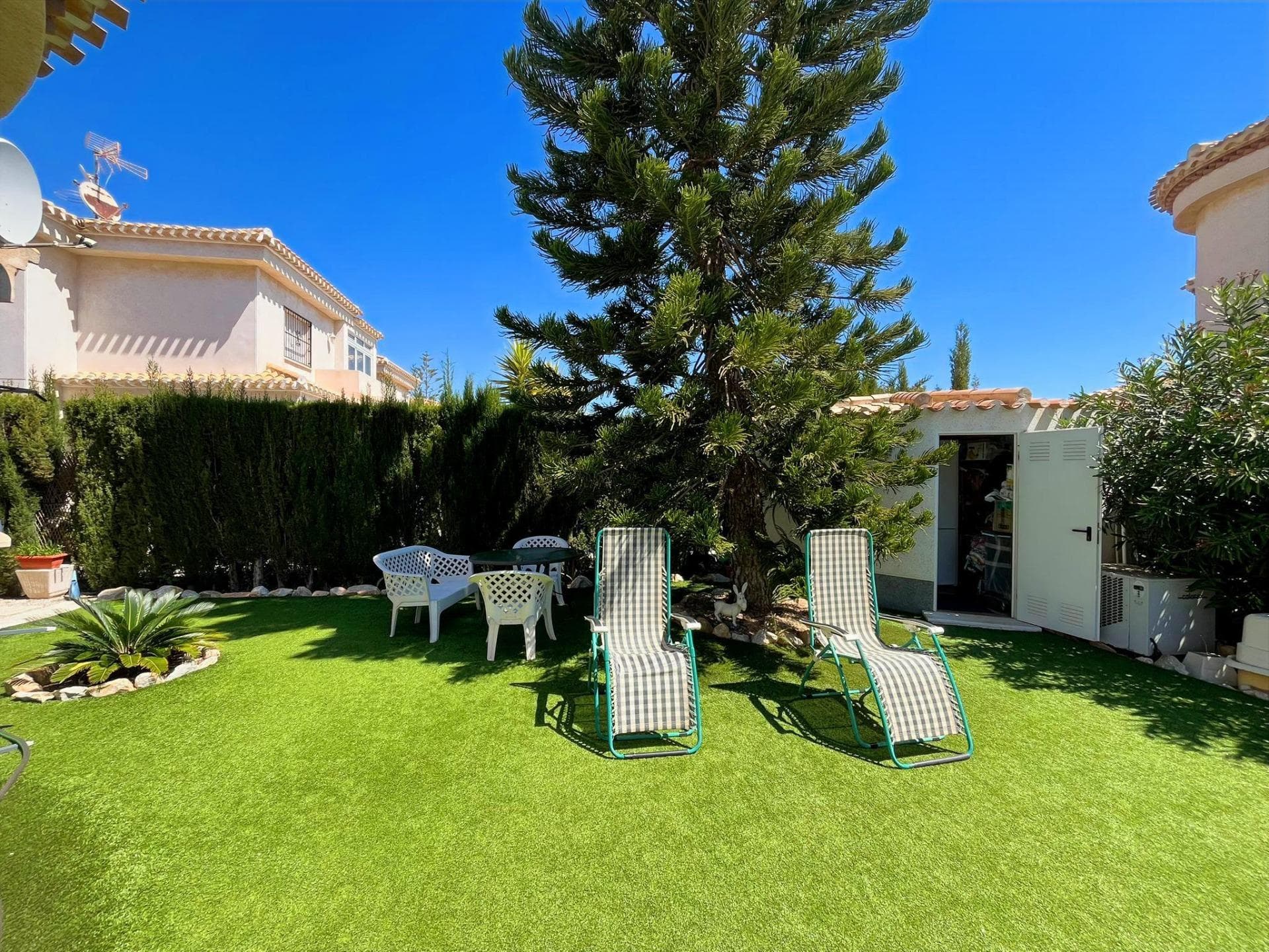 Chalet independiente con piscina privada y placas solares en Playa Flamenca