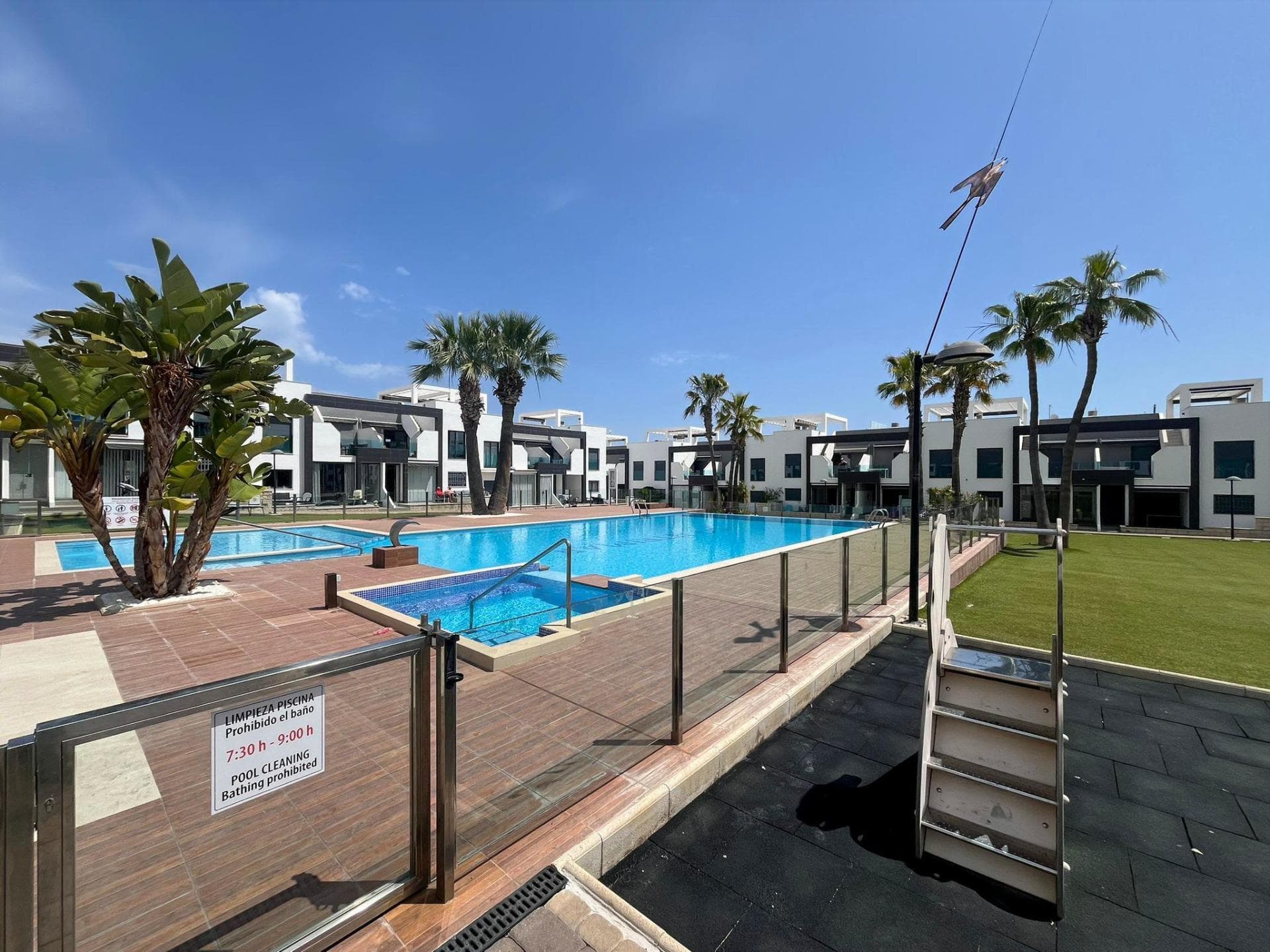 Exclusivo Bungalow de planta baja en Oasis Beach, La Zenia – Tu Oasis Privado en la Costa Blanca