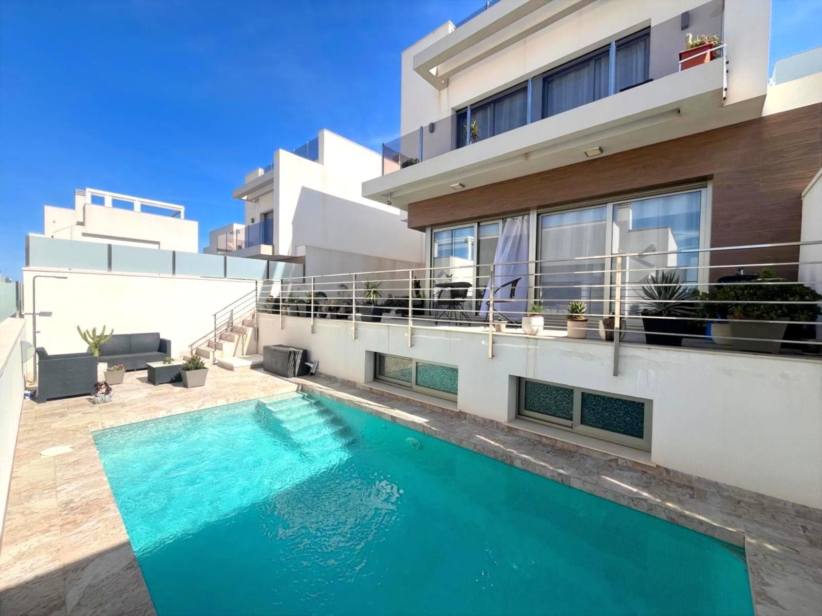 Exclusiva villa moderna en Villamartín con piscina privada y vistas a las salinas