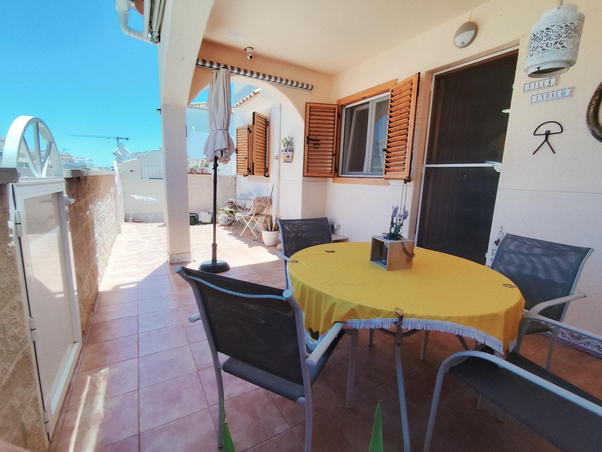 Casa con apartamento de invitados y vistas al mar en la Calle Niagara de Playa Flamenca