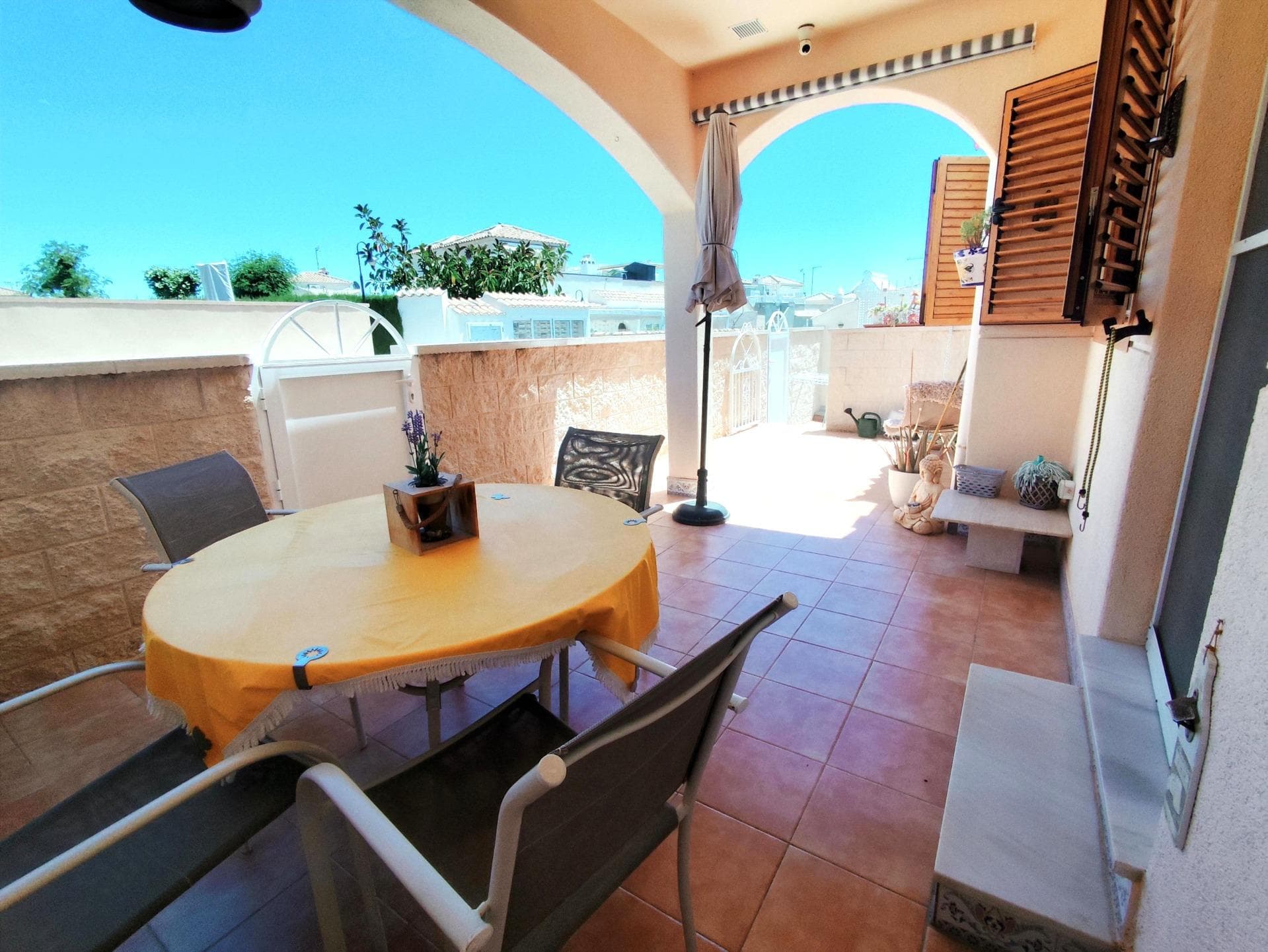 Casa con apartamento de invitados y vistas al mar en la Calle Niagara de Playa Flamenca