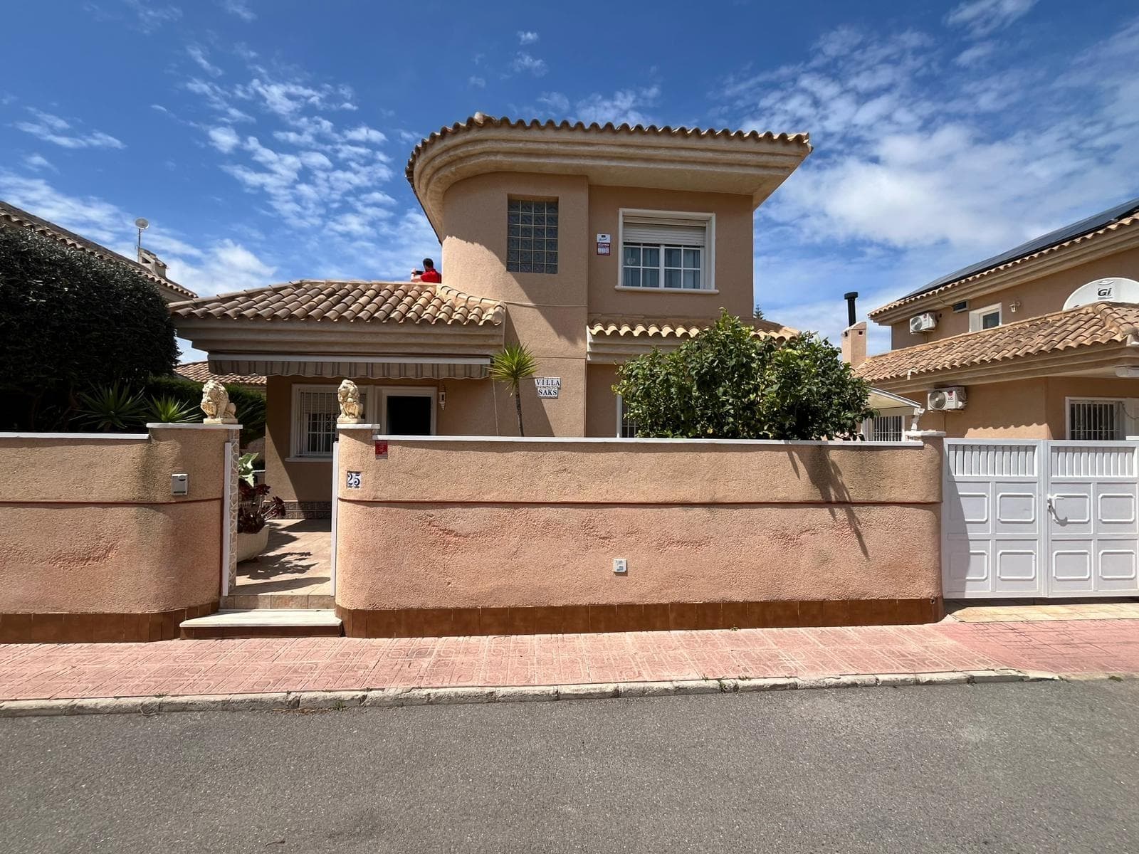 Chalet Independiente con Piscina Comunitaria, Suelo Radiante y Parking Privado en Los Altos – Orihuela Costa