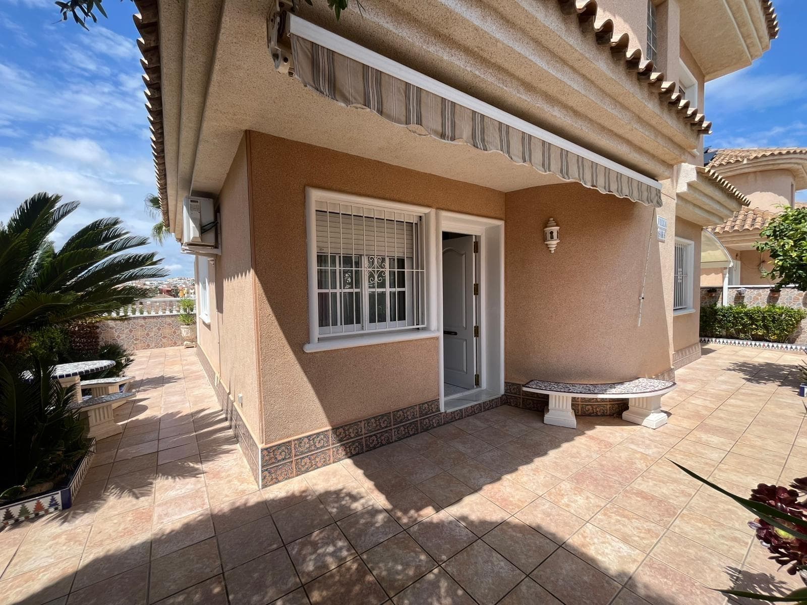 Chalet Independiente con Piscina Comunitaria, Suelo Radiante y Parking Privado en Los Altos – Orihuela Costa