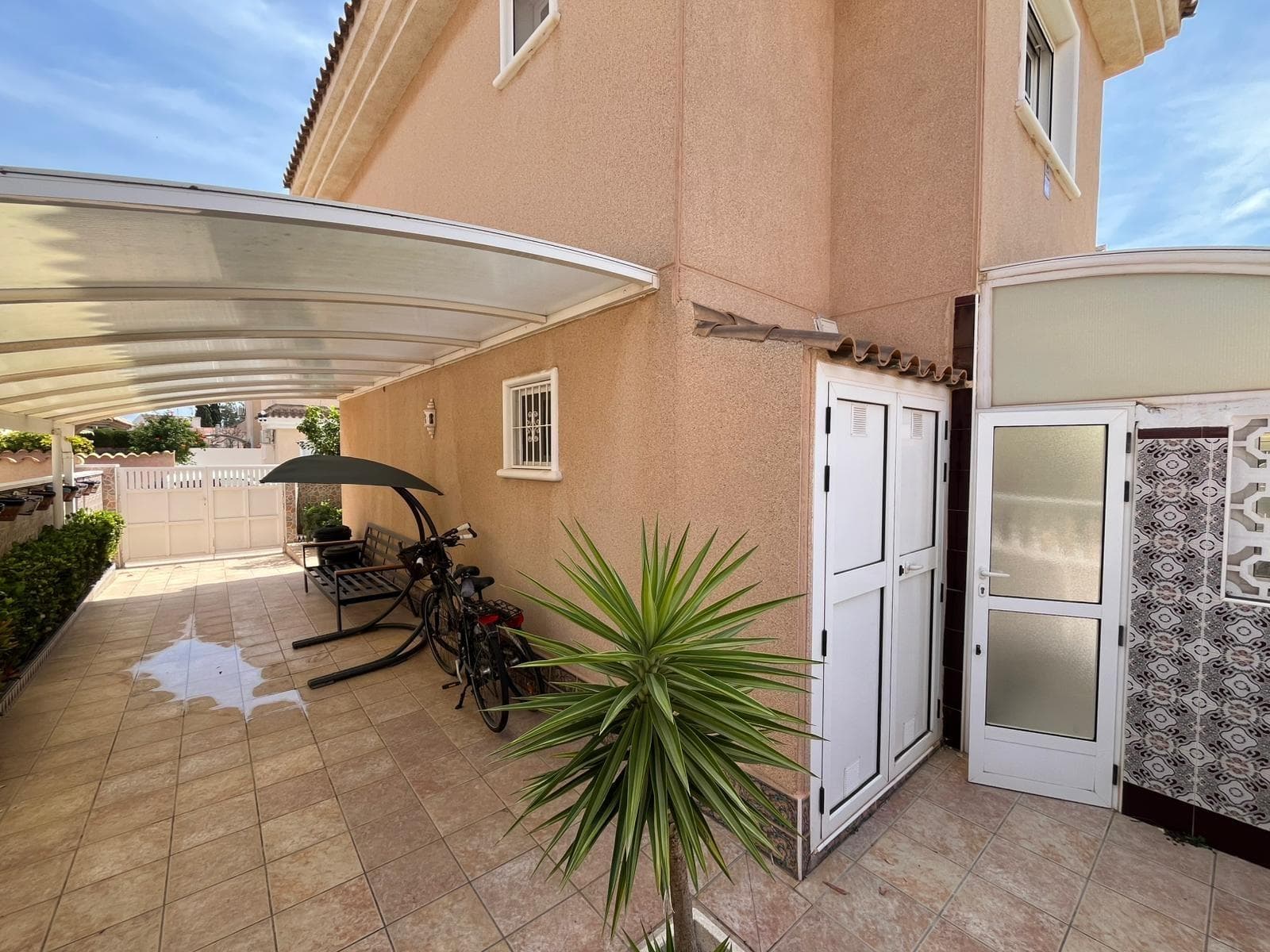 Chalet Independiente con Piscina Comunitaria, Suelo Radiante y Parking Privado en Los Altos – Orihuela Costa