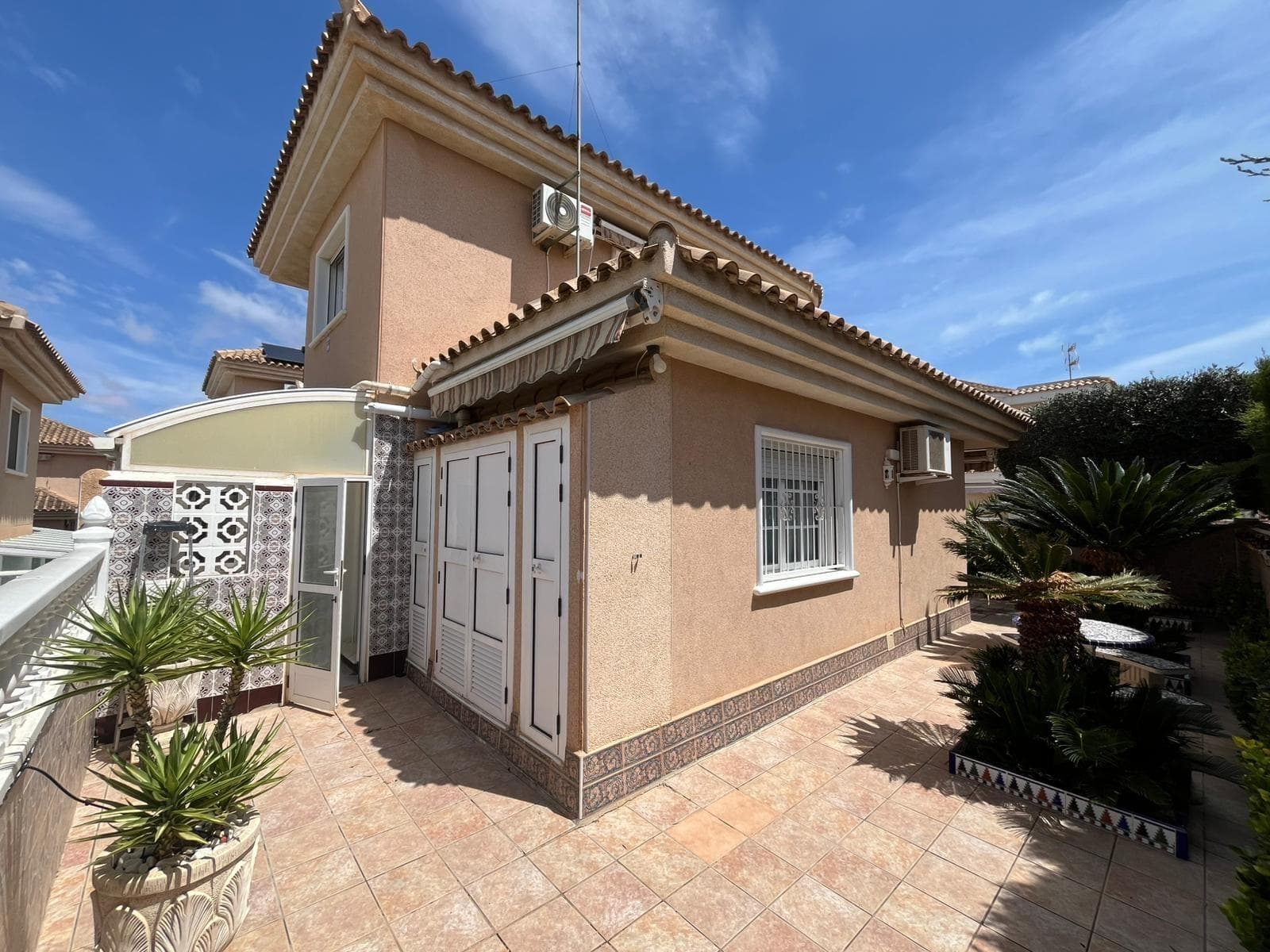 Chalet Independiente con Piscina Comunitaria, Suelo Radiante y Parking Privado en Los Altos – Orihuela Costa