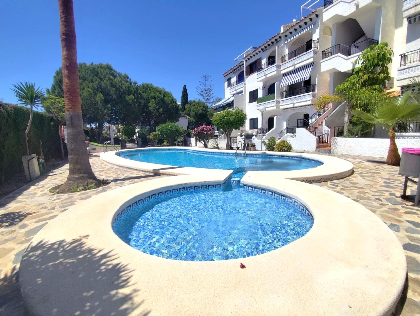 Encantador Bungalow en Planta Baja Cerca del Mar con Amplio Jardín y 3 Piscinas en Cabo Roig
