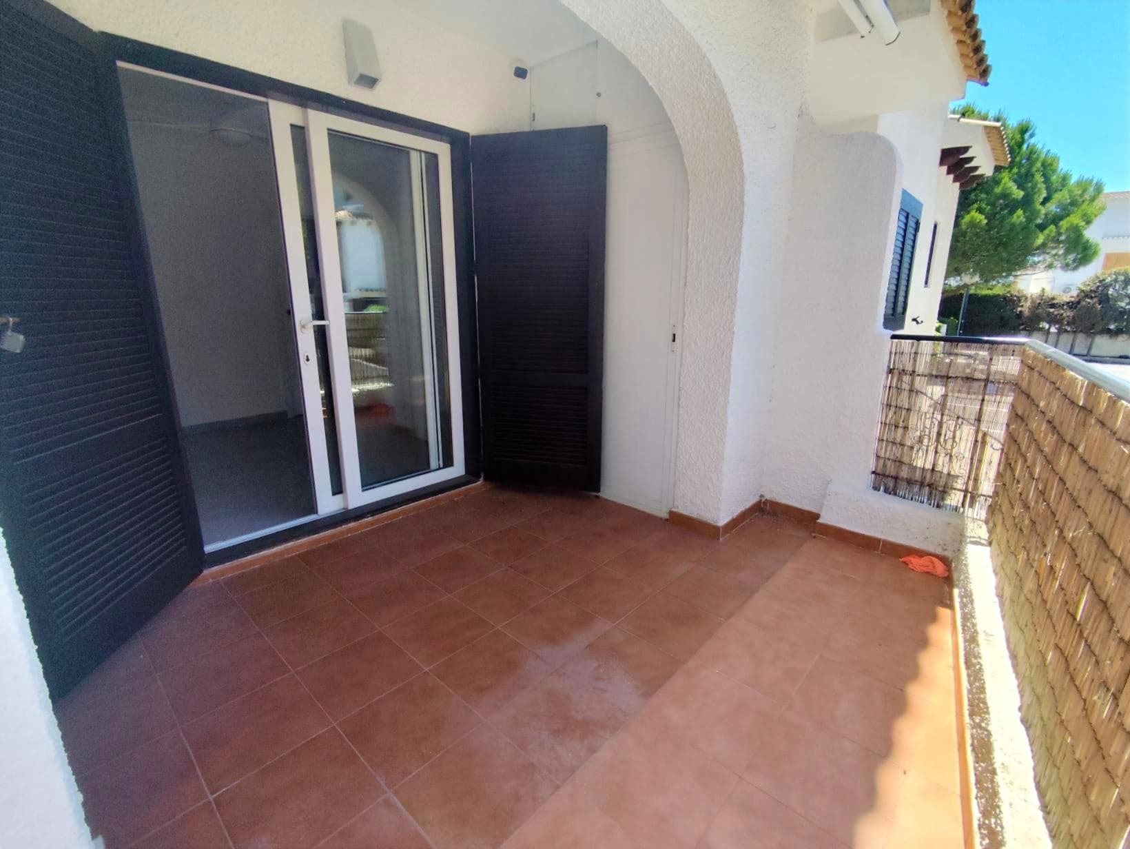 Encantador Bungalow en Planta Baja Cerca del Mar con Amplio Jardín y 3 Piscinas en Cabo Roig