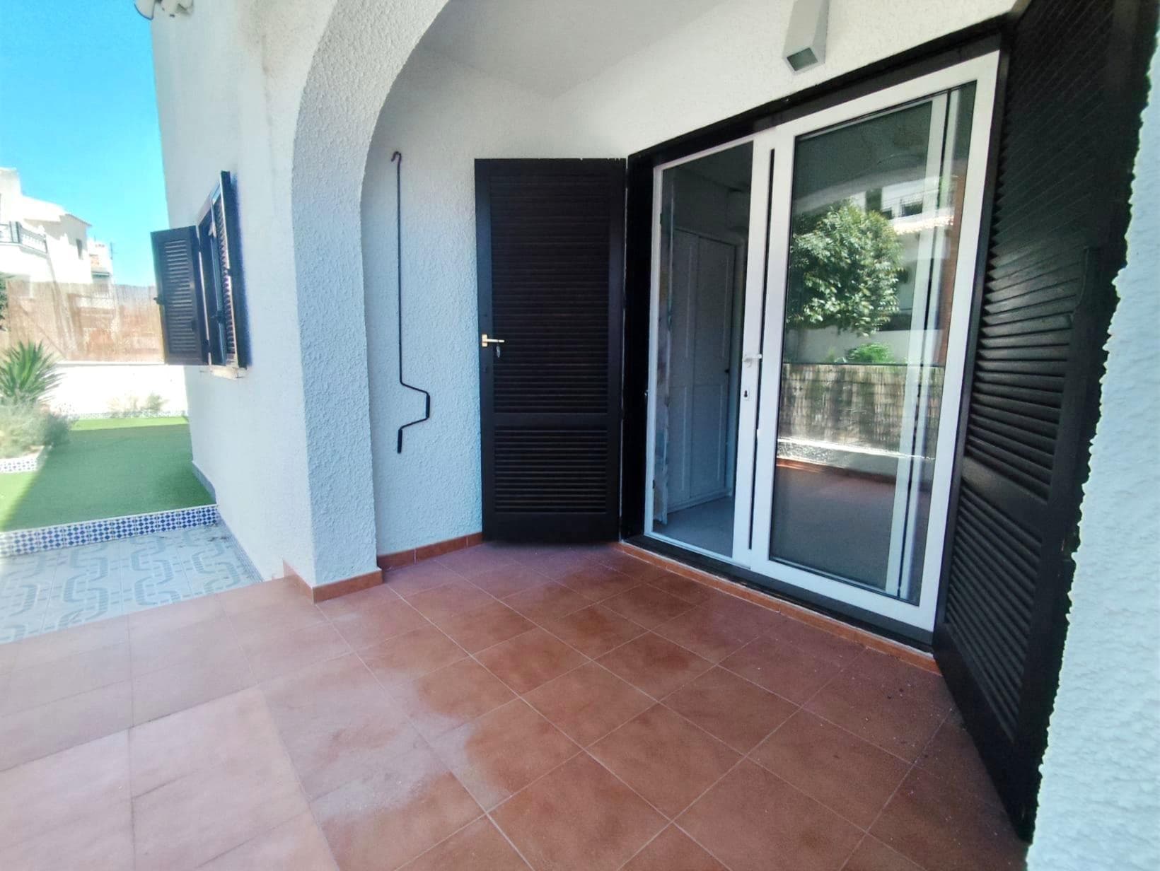 Encantador Bungalow en Planta Baja Cerca del Mar con Amplio Jardín y 3 Piscinas en Cabo Roig