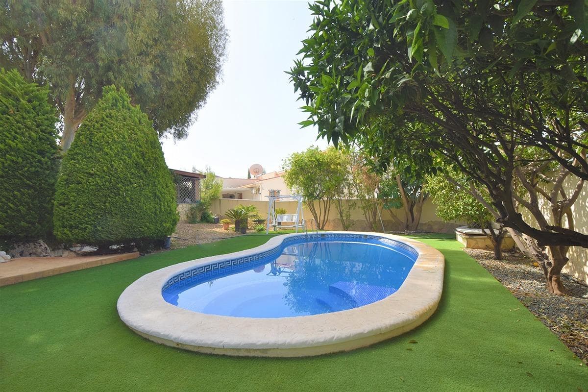 Villa contemporánea de lujo con piscina privada y oasis de bienestar