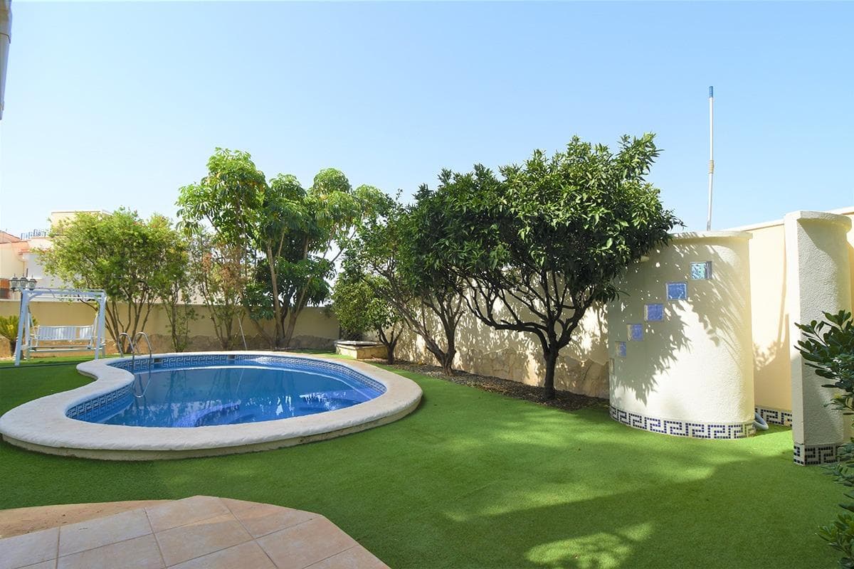 Villa contemporánea de lujo con piscina privada y oasis de bienestar