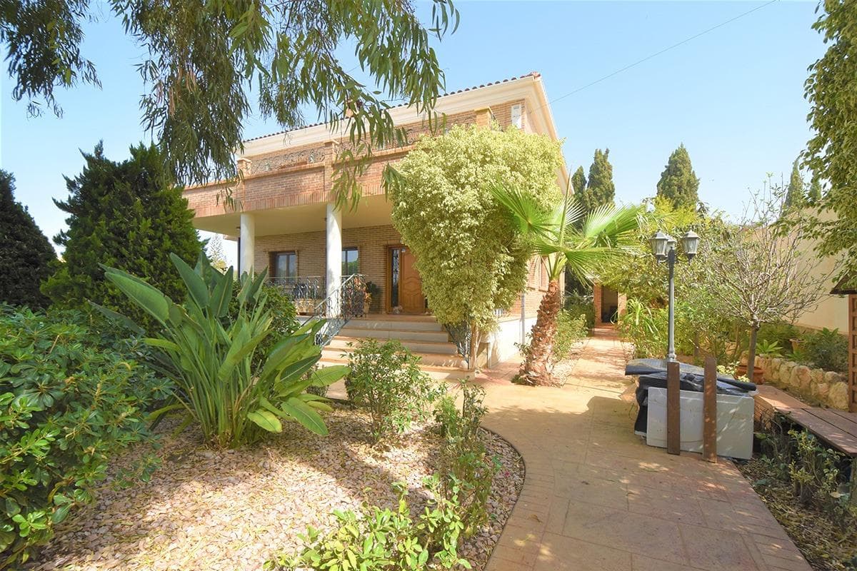 Villa contemporánea de lujo con piscina privada y oasis de bienestar