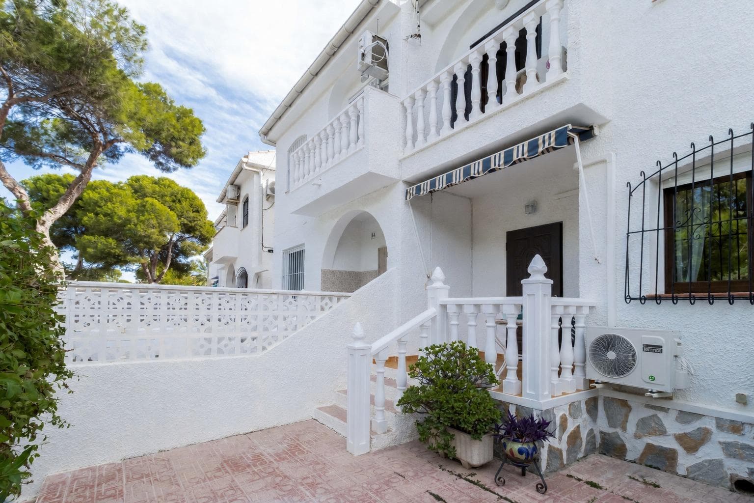 Casa adosada con jardín, trastero y garaje a pasos de Playa de La Zenia