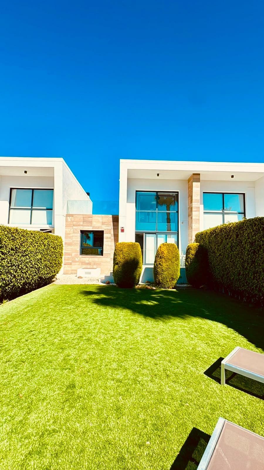 Elegante Adosado de Diseño Vanguardista con Vistas al Mar y Jardín Privado