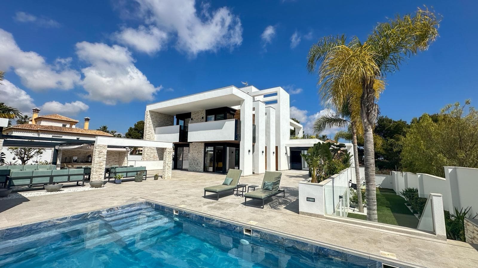 Villa de Lujo Exclusiva con Vistas Panorámicas al Golf y al Mar Mediterráneo en Villamartín