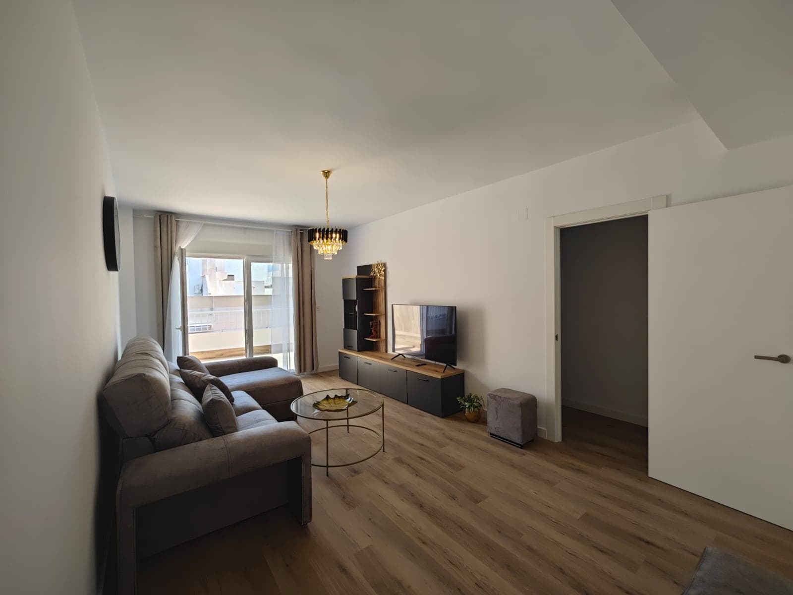 Exclusivo Ático Renovado en Segunda Línea de Playa del Cura, Torrevieja