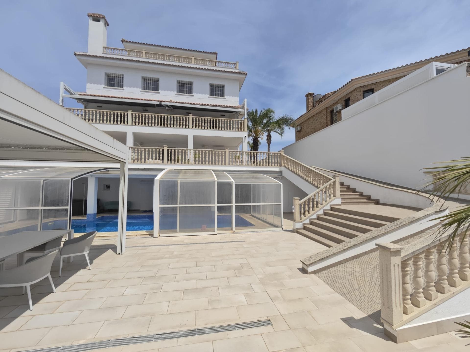 Espectacular chalet independiente en Dehesa de Campoamor, ubicado a escasos 400 metros de la orilla del mar.