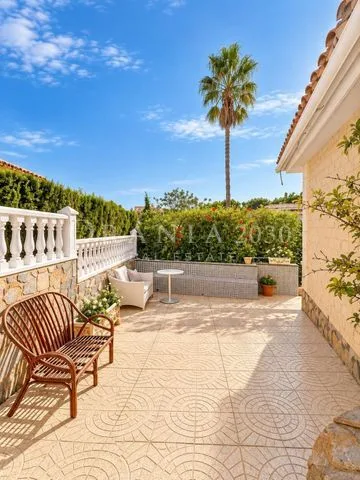 Elegancia, privacidad y diseño en una espectacular villa en Campoamor