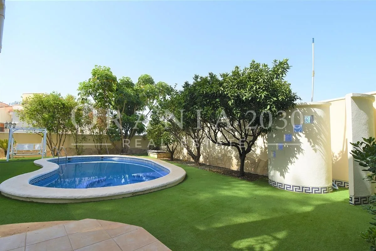 Villa contemporánea de lujo con piscina privada y oasis de bienestar