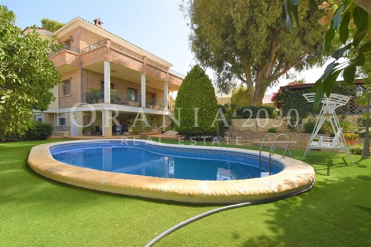 Villa contemporánea de lujo con piscina privada y oasis de bienestar