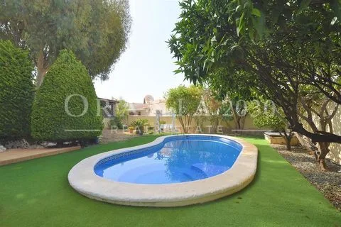 Villa contemporánea de lujo con piscina privada y oasis de bienestar