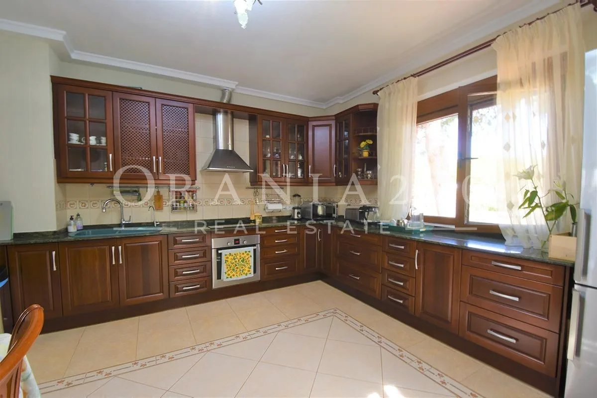 Villa contemporánea de lujo con piscina privada y oasis de bienestar