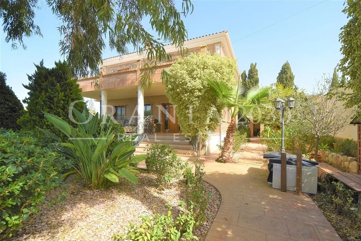 Villa contemporánea de lujo con piscina privada y oasis de bienestar