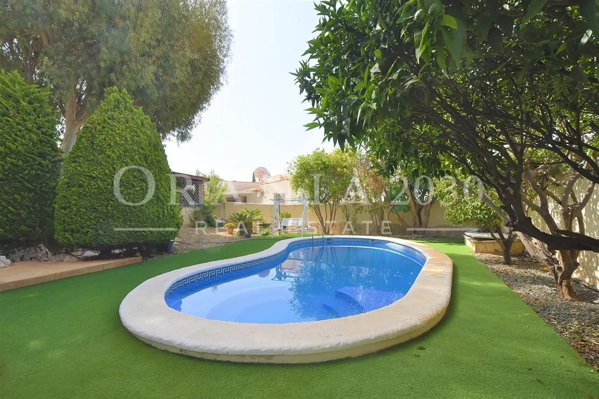 Villa contemporánea de lujo con piscina privada y oasis de bienestar