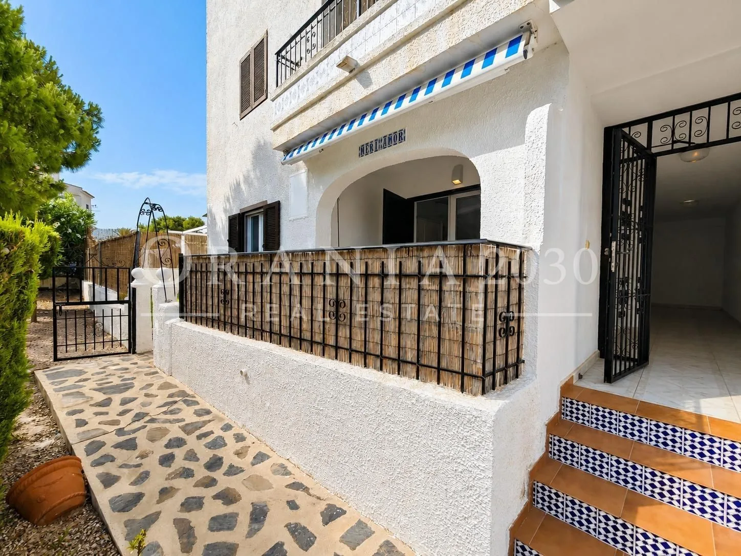 Encantador Bungalow en Planta Baja Cerca del Mar con Amplio Jardín y 3 Piscinas en Cabo Roig