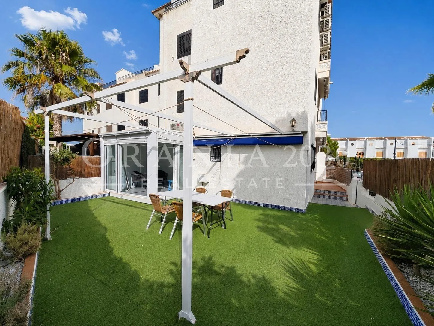 Encantador Bungalow en Planta Baja Cerca del Mar con Amplio Jardín y 3 Piscinas en Cabo Roig