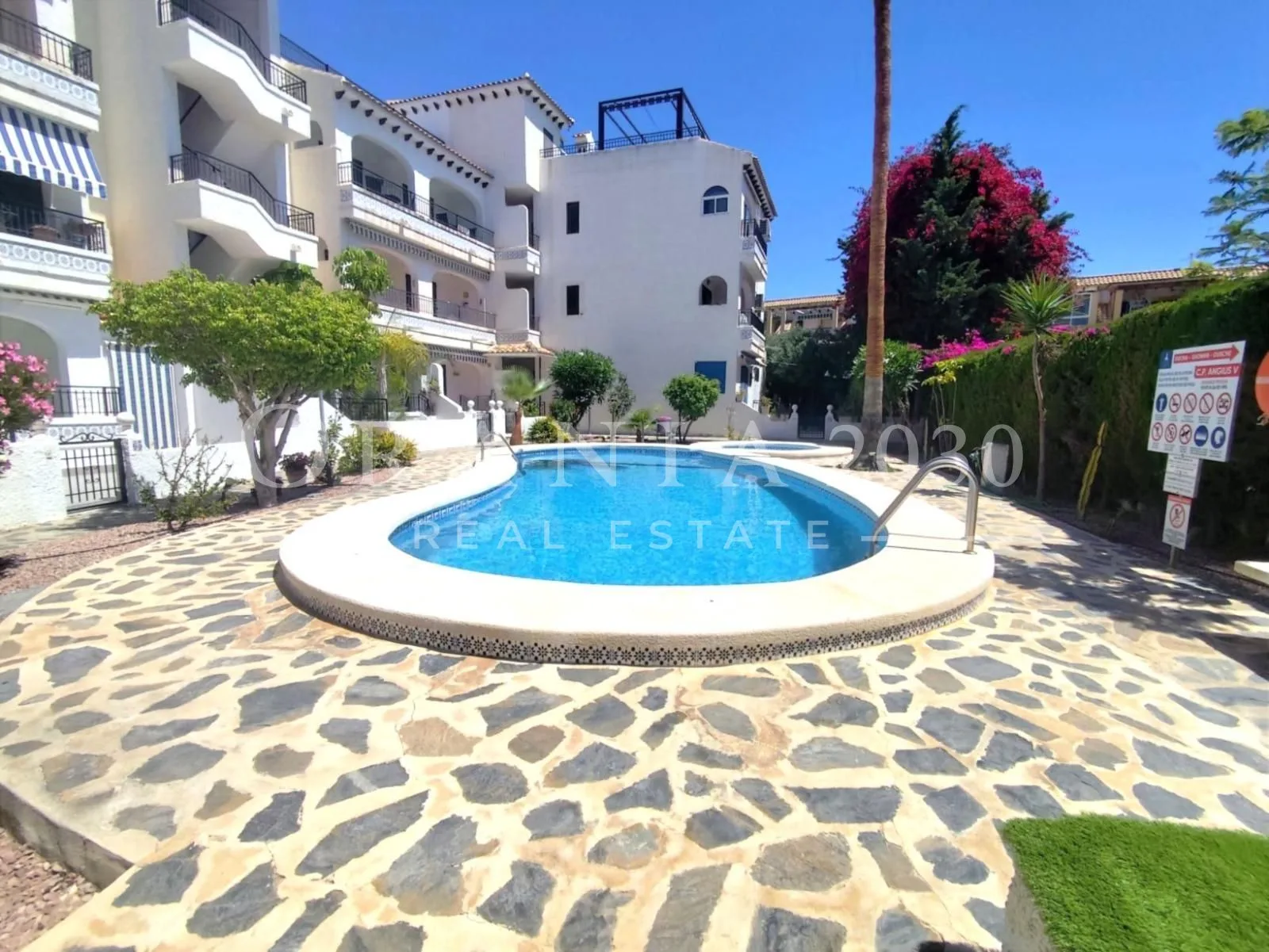 Encantador Bungalow en Planta Baja Cerca del Mar con Amplio Jardín y 3 Piscinas en Cabo Roig