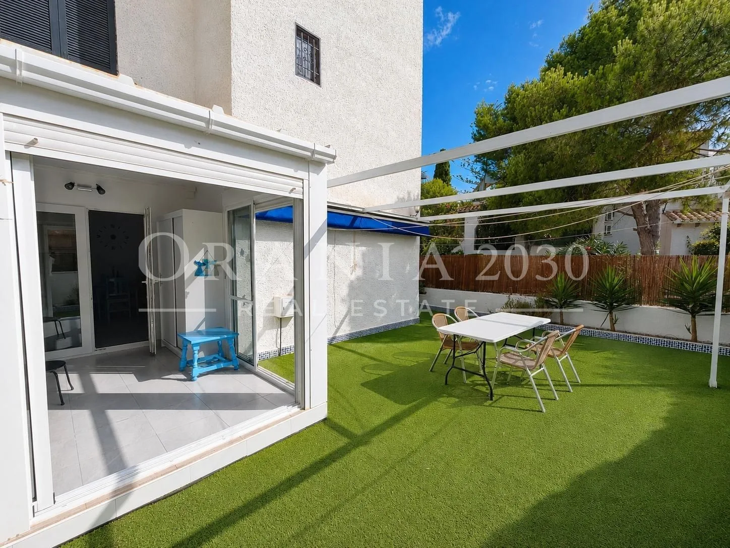 Encantador Bungalow en Planta Baja Cerca del Mar con Amplio Jardín y 3 Piscinas en Cabo Roig