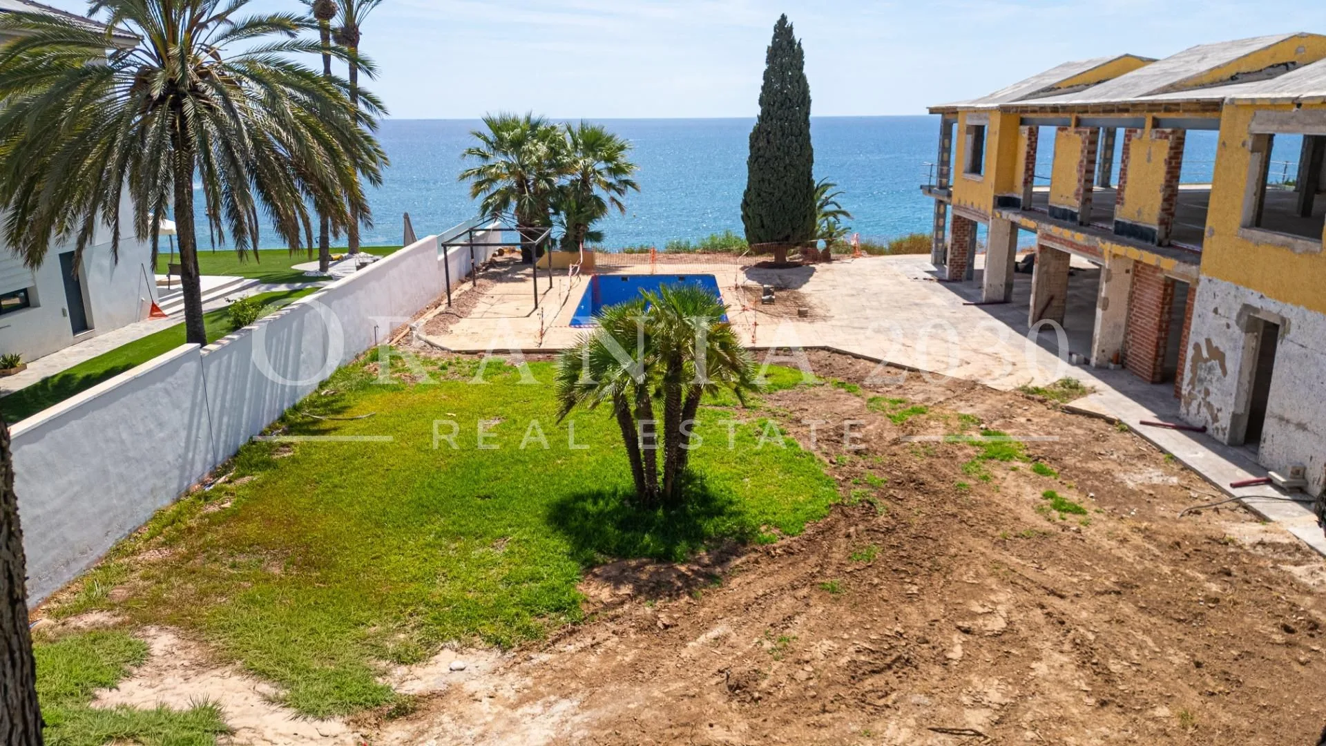 Proyecto de Villa de Lujo en Primera Línea del Mar con Estructura Ejecutada