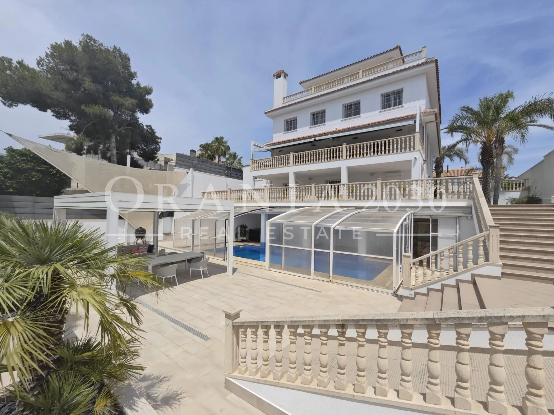Espectacular chalet independiente en Dehesa de Campoamor, ubicado a escasos 400 metros de la orilla del mar.