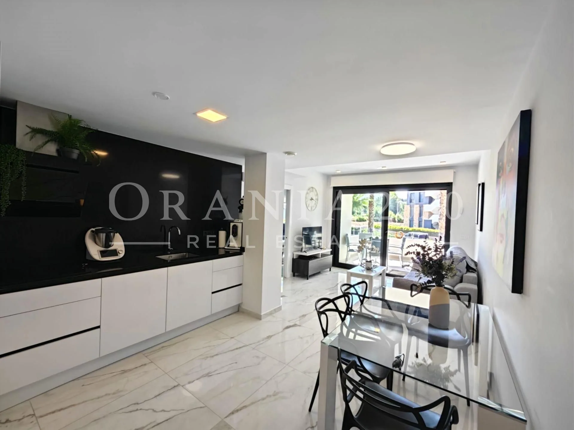 Luminoso Apartamento Orientado al Sur en Los Altos, Orihuela Costa