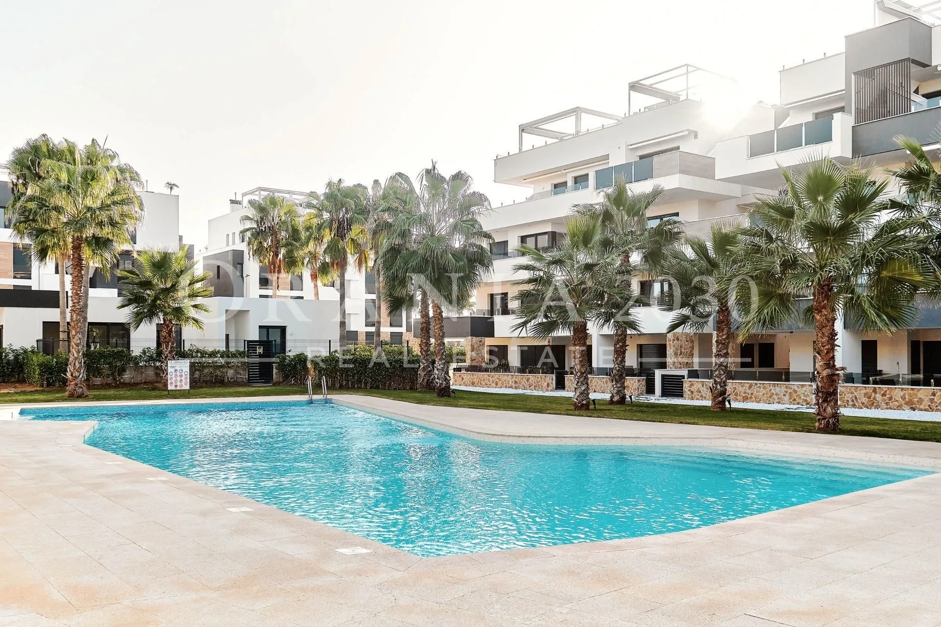 Exclusivo apartamento en esquina en AMANECER IX con amplia terraza y vistas a piscina