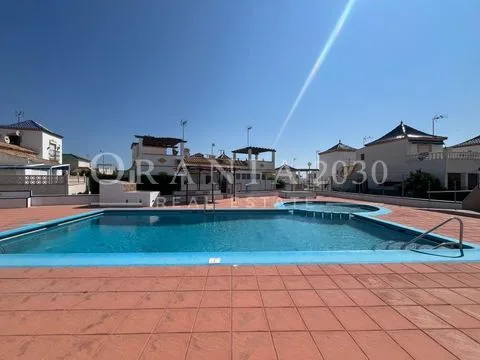 Encantadora Casa de 2 dormitorios con solárium privado en Los Altos – Torrevieja