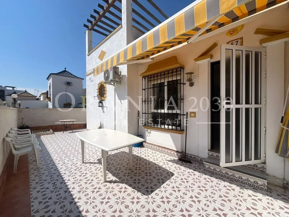 Encantadora Casa de 2 dormitorios con solárium privado en Los Altos – Torrevieja