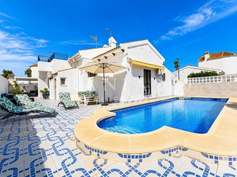 Villa independiente con piscina privada y 4 dormitorios en Los Alcázares