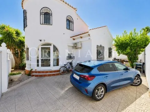 Villa independiente con piscina privada y 4 dormitorios en Los Alcázares