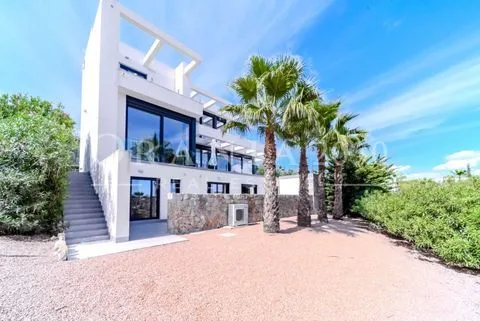 Exclusiva villa de lujo con 6 dormitorios, piscina infinita y espectaculares vistas al golf en Las Colinas Golf [amp;] Country Club