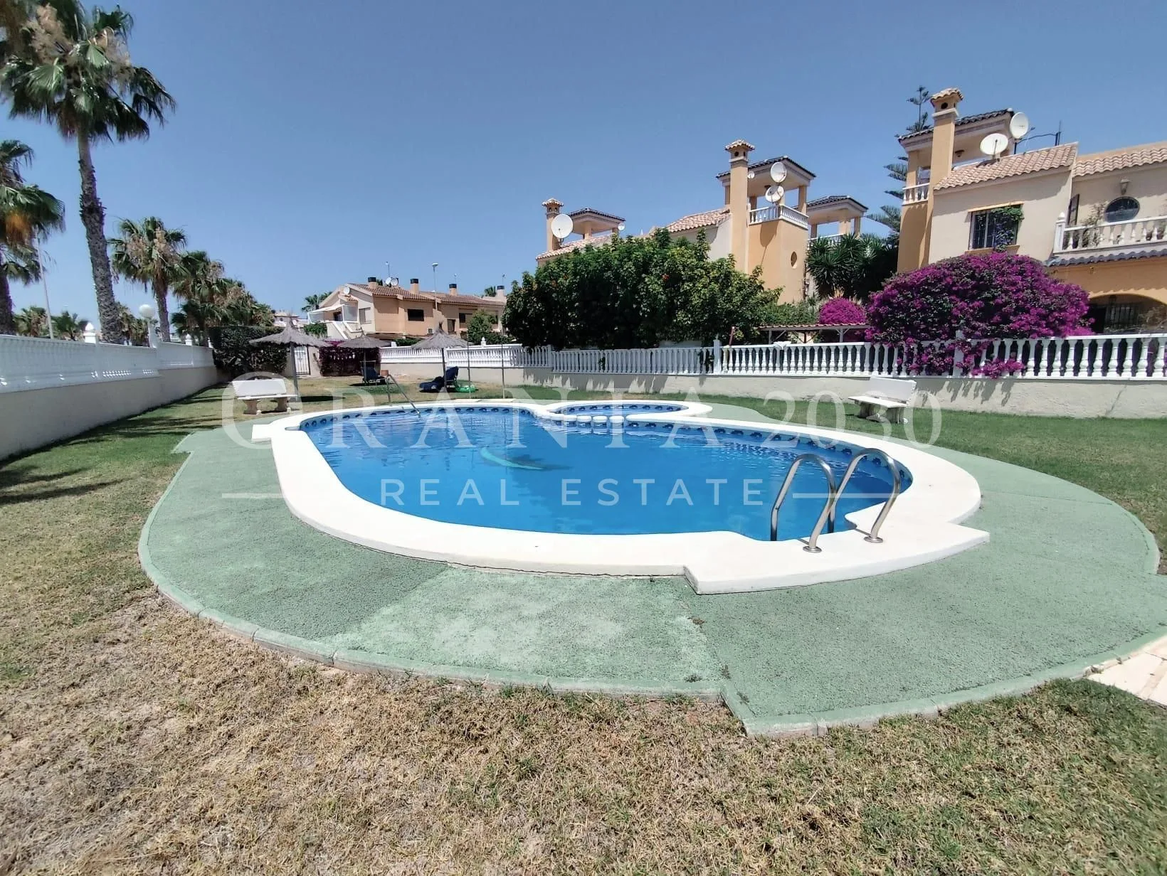 Luminoso Bungalow Planta Alta con Solárium Privado y Piscina en Orihuela Costa
