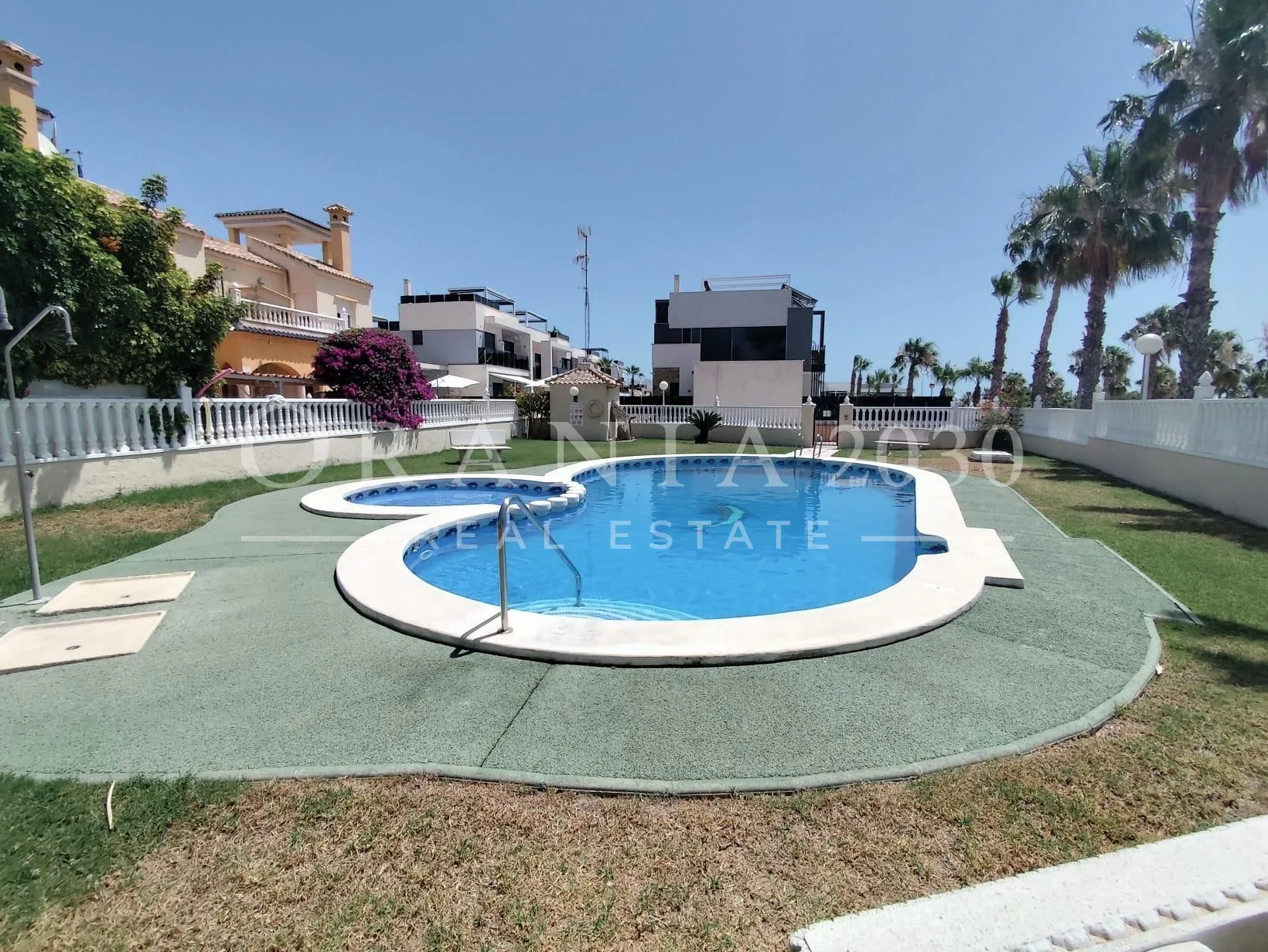 Bungalow en planta baja con amplio jardín privado y piscina comunitaria en Orihuela Costa Lomas de Cabo Roig