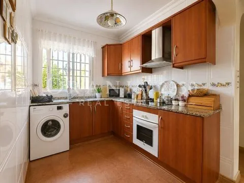 Bungalow en planta baja con amplio jardín privado y piscina comunitaria en Orihuela Costa Lomas de Cabo Roig