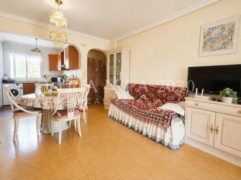 Bungalow en planta baja con amplio jardín privado y piscina comunitaria en Orihuela Costa Lomas de Cabo Roig