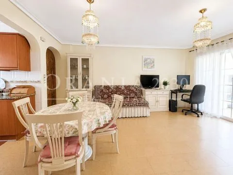 Bungalow en planta baja con amplio jardín privado y piscina comunitaria en Orihuela Costa Lomas de Cabo Roig