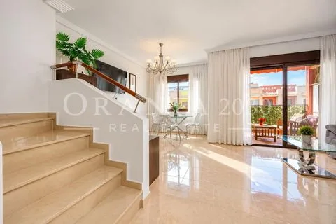 ¡Fantástico ático con solárium privado y vistas al mar en Lomas de Cabo Roig!