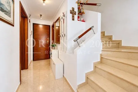 ¡Fantástico ático con solárium privado y vistas al mar en Lomas de Cabo Roig!